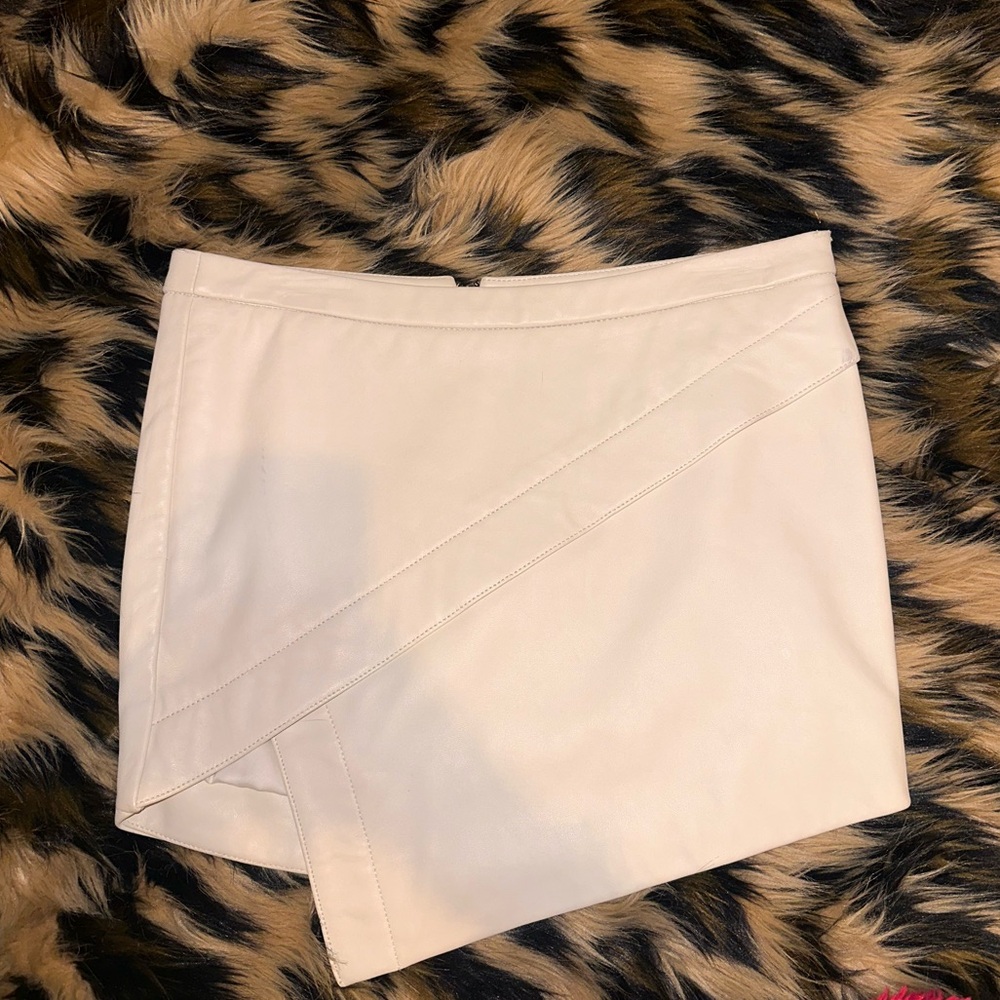 NWT Michelle Mason White leather asymmetrical mini skirt with zipper detail